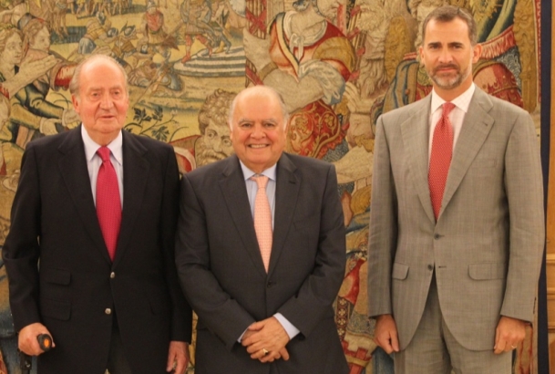 Su Majestad el Rey acompañado por Su Alteza Real el Príncipe de Asturias junto al secretario general Iberoamericano, Enrique V. Iglesias